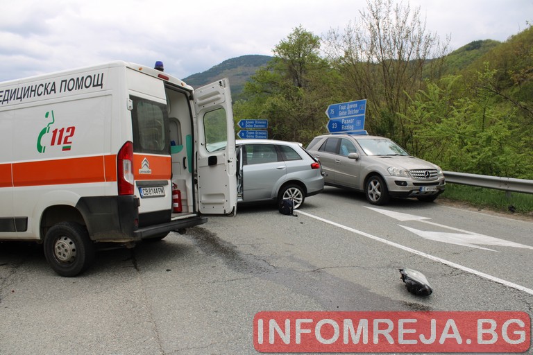 Линейка и кола се удариха на пътя между Симитли и Банско Линейка и кола се удариха на пътя между Симитли и Банско