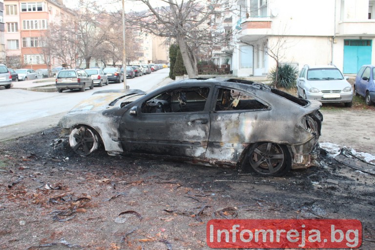 Кола изгоря в Благоевград, разследват умишлен палеж Кола изгоря в Благоевград, разследват умишлен палеж