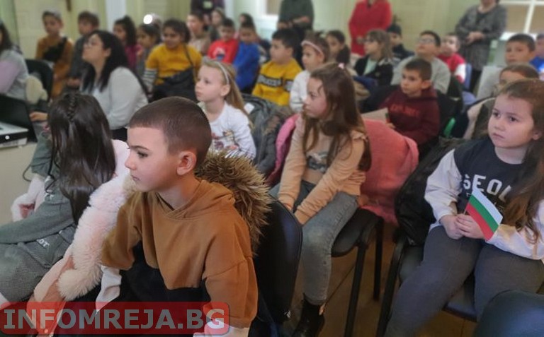 Възпитаници на ДГ „Детелина“ и на Второ ОУ в Гоце Делчев заедно изнесоха програма за Апостола Възпитаници на ДГ "Детелина" и на Второ ОУ в Гоце Делчев заедно изнесоха програма за Апостола