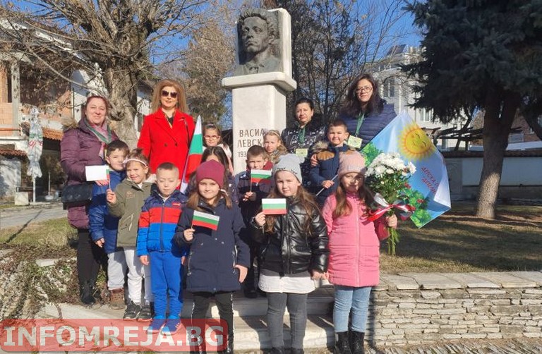 Възпитаници на ДГ „Детелина“ и на Второ ОУ в Гоце Делчев заедно изнесоха програма за Апостола Възпитаници на ДГ "Детелина" и на Второ ОУ в Гоце Делчев заедно изнесоха програма за Апостола