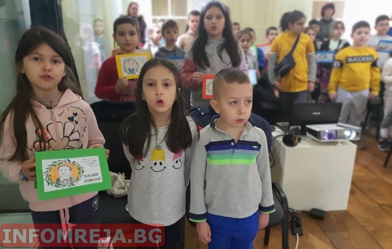 Възпитаници на ДГ „Детелина“ и на Второ ОУ в Гоце Делчев заедно изнесоха програма за Апостола Възпитаници на ДГ "Детелина" и на Второ ОУ в Гоце Делчев заедно изнесоха програма за Апостола