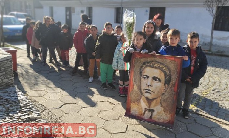 Възпитаници на ДГ „Детелина“ и на Второ ОУ в Гоце Делчев заедно изнесоха програма за Апостола Възпитаници на ДГ "Детелина" и на Второ ОУ в Гоце Делчев заедно изнесоха програма за Апостола
