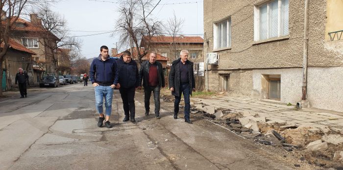 Стартираха ремонтните дейности и по ул. „Седма рилска девизия“ в Дупница Стартираха ремонтните дейности и по ул. „Седма рилска девизия“ в Дупница