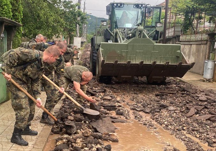Военнослужещи и днес помагат на хората в Берковица Военнослужещи и днес помагат на хората в Берковица