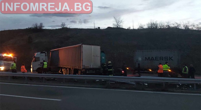Тираджийка спука гума и блокира магистрала „Струма“ край Благоевград Тираджийка спука гума и блокира магистрала „Струма“ край Благоевград