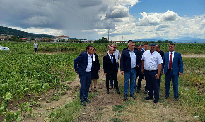 Министър Тахов обеща помощ на пострадалите от градушката в община Гърмен земеделци Министър Тахов обеща помощ на пострадалите от градушката в община Гърмен земеделци