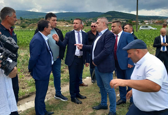 Министър Тахов обеща помощ на пострадалите от градушката в община Гърмен земеделци Министър Тахов обеща помощ на пострадалите от градушката в община Гърмен земеделци