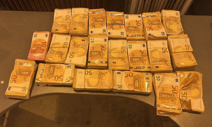 Недекларирани близо 350 000 евро задържаха митническите служители на МП Калотина Недекларирани близо 350 000 евро задържаха митническите служители на МП Калотина