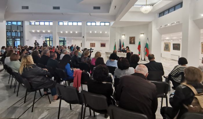 Пълна зала в Гоце Делчев в подкрепа на Кирил Добрев и Гергана Орманлиева Пълна зала в Гоце Делчев в подкрепа на Кирил Добрев и Гергана Орманлиева