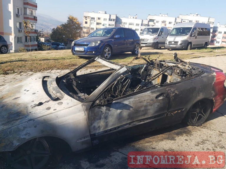 Кола горя в благоевградския квартал „Струмско“ Кола горя в благоевградския квартал "Струмско"