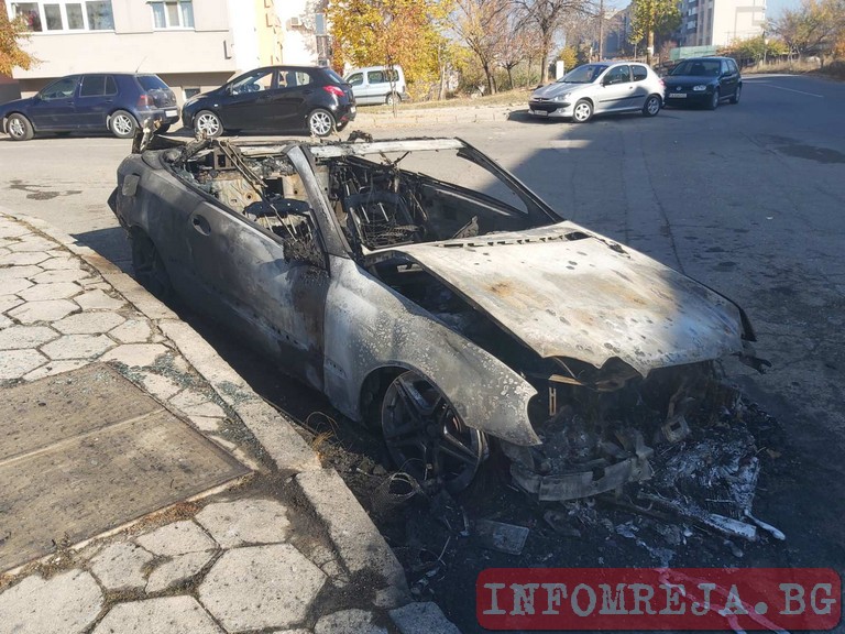 Кола горя в благоевградския квартал „Струмско“ Кола горя в благоевградския квартал "Струмско"