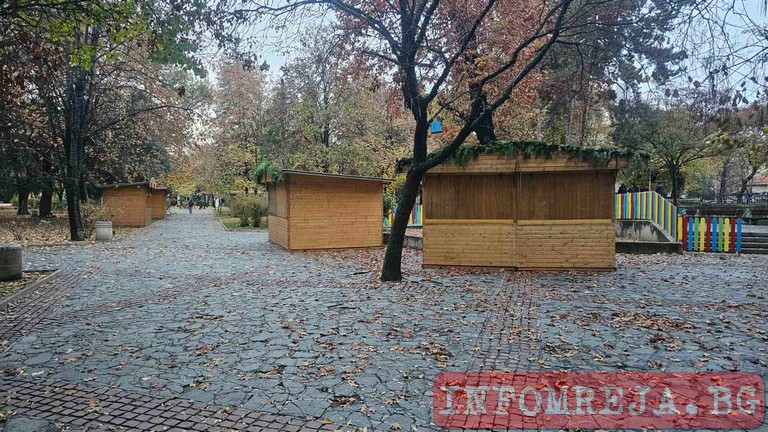 Благоевград е готов за празниците! Градът е украсен, светлините грейват на 21 ноември Благоевград е готов за празниците! Градът е украсен, светлините грейват на 21 ноември