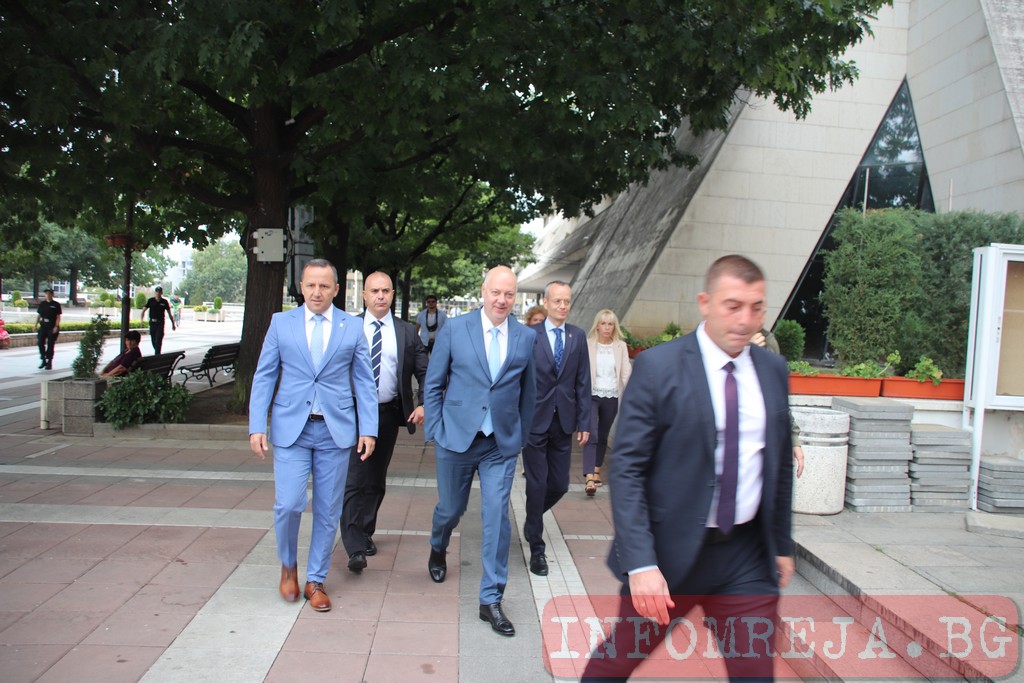 Премиер, министри, кметове и директори се струпаха в Благоевград „За еврото“, но гражданите имаха „мижав интерес“ Премиер, министри, кметове и директори се струпаха в Благоевград "За еврото", но гражданите имаха "мижав интерес"