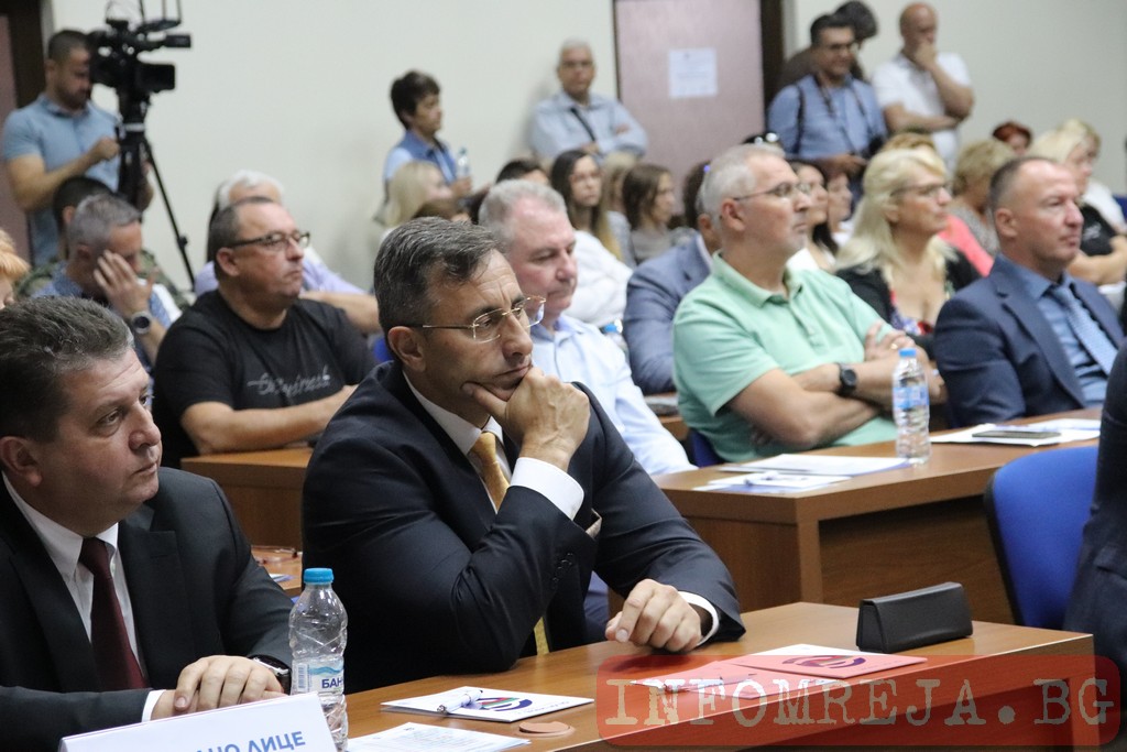 Премиер, министри, кметове и директори се струпаха в Благоевград „За еврото“, но гражданите имаха „мижав интерес“ Премиер, министри, кметове и директори се струпаха в Благоевград "За еврото", но гражданите имаха "мижав интерес"