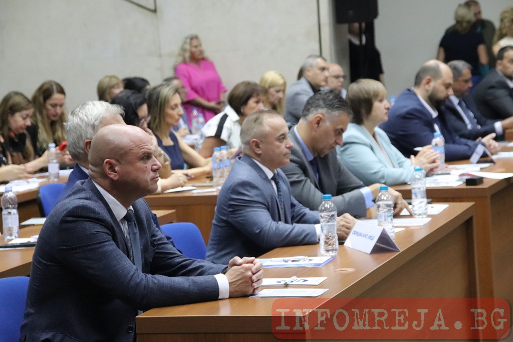 Премиер, министри, кметове и директори се струпаха в Благоевград „За еврото“, но гражданите имаха „мижав интерес“ Премиер, министри, кметове и директори се струпаха в Благоевград "За еврото", но гражданите имаха "мижав интерес"
