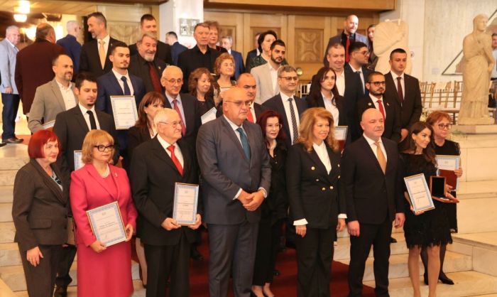 Проф. Николай Габровски се окичи с приза „Лекар на годината“ Проф. Николай Габровски се окичи с приза "Лекар на годината"