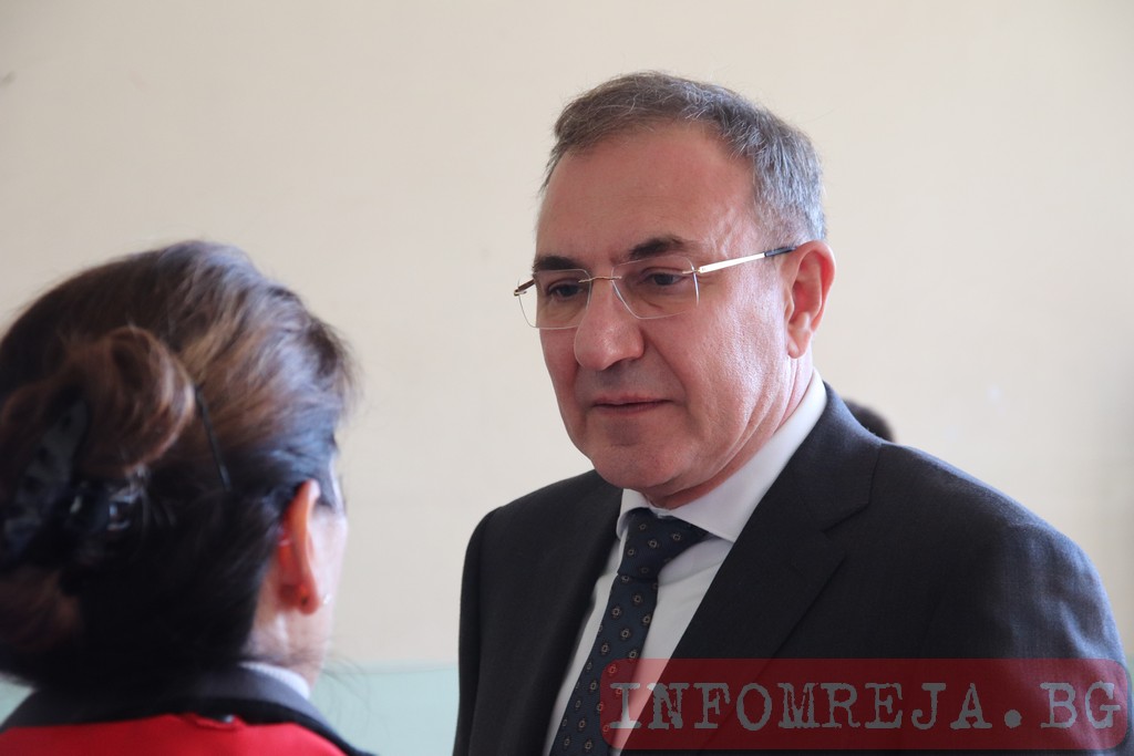 С лачени обувки при хора, чакащи помощи: Гуцанов дойде за 20 мин. в Благоевград, отказа да говори за Ново начало С лачени обувки при хора, чакащи помощи: Гуцанов дойде за 20 мин. в Благоевград, отказа да говори за Ново начало