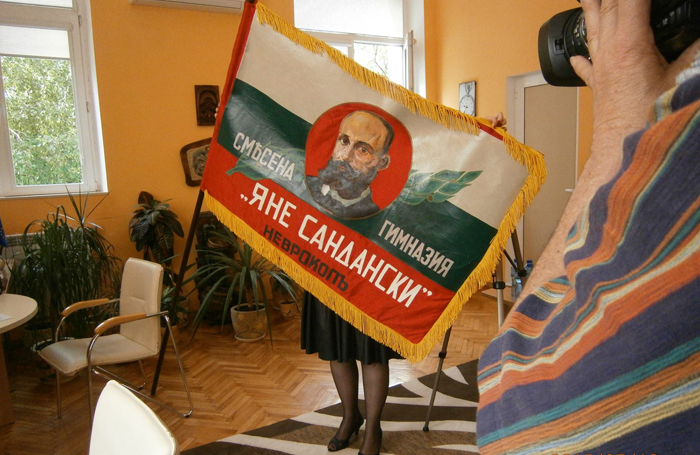 Илия Борисов реставрира най-старото знаме на ПМГ „Яне Сандански“ в Г. Делчев Илия Борисов реставрира най-старото знаме на ПМГ „Яне Сандански" в Г. Делчев