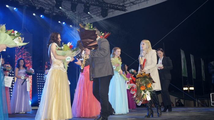 ГЕРБ подари на „Девойка Кюстендилска пролет 2016“ и нейните подгласнички ваучери за обучение във ВУЗ ГЕРБ подари на "Девойка Кюстендилска пролет 2016" и нейните подгласнички ваучери за обучение във ВУЗ