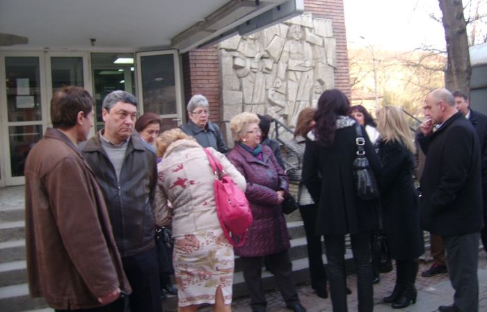 Протест на общопрактикуващите лекари пред градската поликлиника в Кюстендил Протест на общопрактикуващите лекари пред градската поликлиника в Кюстендил