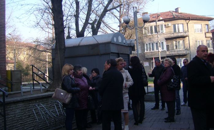 Протест на общопрактикуващите лекари пред градската поликлиника в Кюстендил Протест на общопрактикуващите лекари пред градската поликлиника в Кюстендил