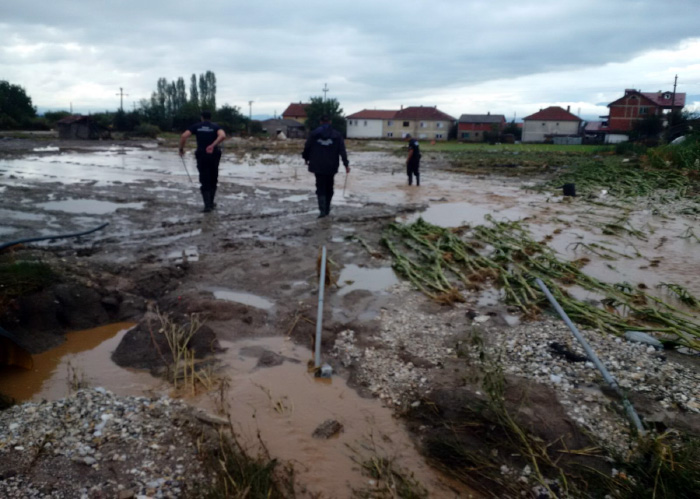 България дава 20 тона минерална вода на бедстващите в Скопие България дава 20 тона минерална вода на бедстващите в Скопие