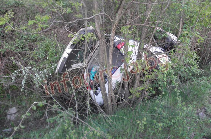 Автомобил с французи се заби в дърво на Е-79 край Симитли Автомобил с французи се заби в дърво на Е-79 край Симитли