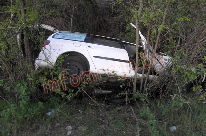 Автомобил с французи се заби в дърво на Е-79 край Симитли Автомобил с французи се заби в дърво на Е-79 край Симитли