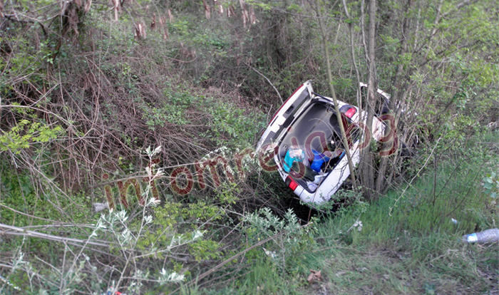 Автомобил с французи се заби в дърво на Е-79 край Симитли Автомобил с французи се заби в дърво на Е-79 край Симитли