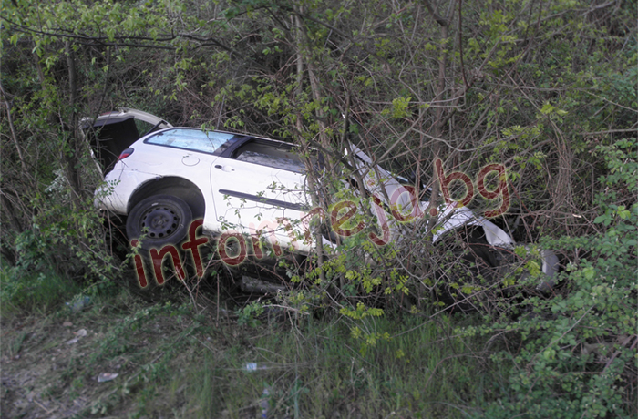 Автомобил с французи се заби в дърво на Е-79 край Симитли Автомобил с французи се заби в дърво на Е-79 край Симитли