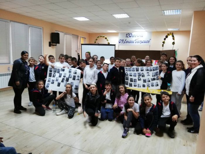 Дупнишки ученици участваха в дейности, посветени на Деня на народните будители Дупнишки ученици участваха в дейности, посветени на Деня на народните будители