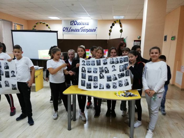 Дупнишки ученици участваха в дейности, посветени на Деня на народните будители Дупнишки ученици участваха в дейности, посветени на Деня на народните будители
