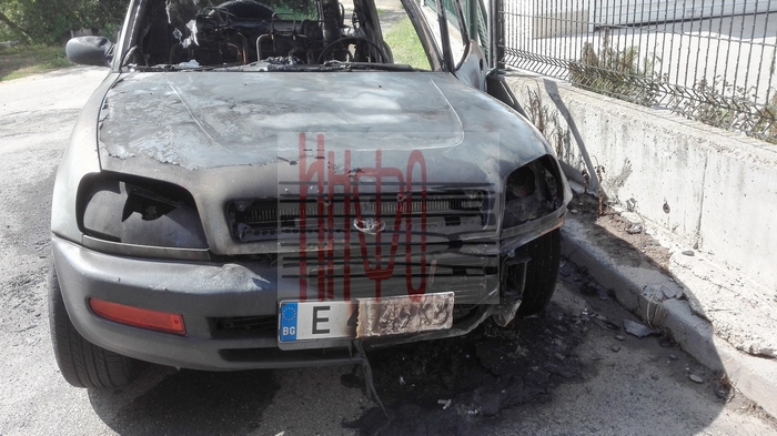 Кола горя в Гоце Делчев, подпали още две в съседство Кола горя в Гоце Делчев, подпали още две в съседство