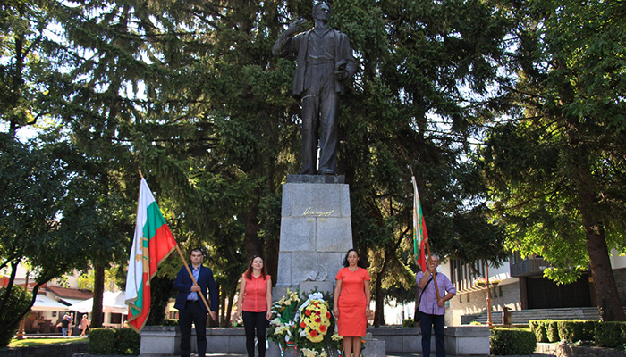 Поклон поете! Банско почете Никола Вапцаров Поклон поете! Банско почете Никола Вапцаров