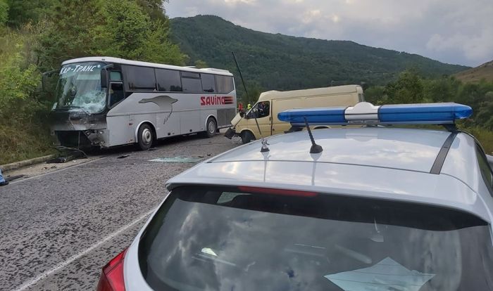 Автобус и микробус се удариха челно на пътя за Гоце Делчев Автобус и микробус се удариха челно на пътя за Гоце Делчев