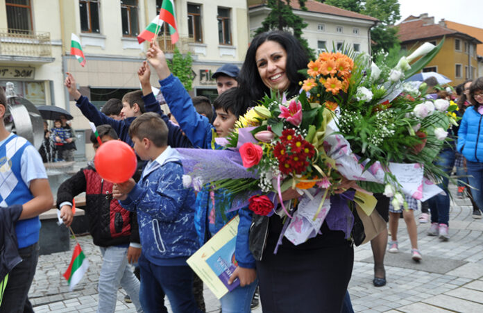 Ученици, просветни и културни дейци, общественици и политици отбелязаха 24-и май в Разлог