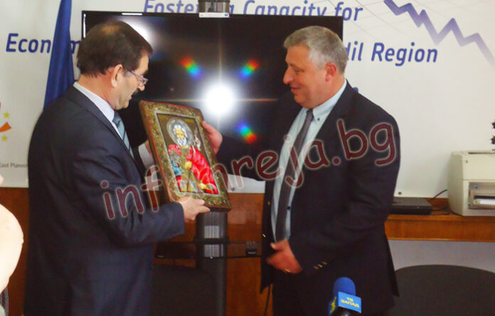 Новият областен управител Виктор Янев прие властта от Йордан Татарски