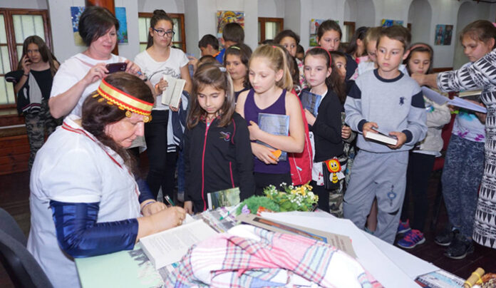 Вълнуваща среща на детската писателка Весела Фламбурари с кюстендилски ученици