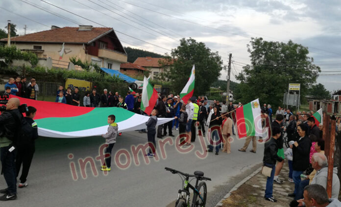 2 години след протестите в Гърмен: С шествие и рев на мотори месните отново настояха да се съборят незаконните ромски къщи