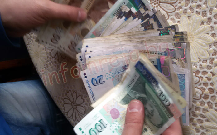 82-годишна жена от Бобов дол се раздели с 1400 лв., вярвайки, че помага на полицията
