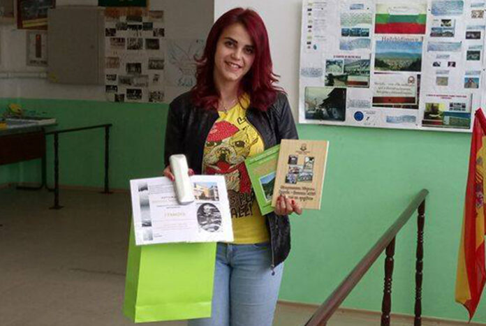 Десетокласничка от СУ „Никола Вапцаров“ с второ място в конкурс за ученическо творчество