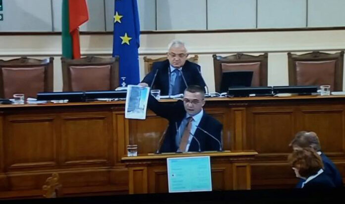 Николай Бошкилов с питане към министър Нанков: Знае ли МРРБ, че половината от общинските съветници в Благоевград санират обекти?