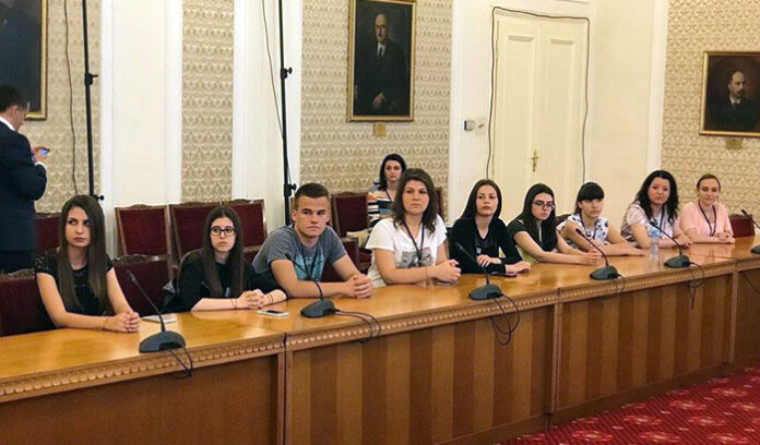 Ученици от Петрич посетиха парламента по покана на депутата Георги Динев