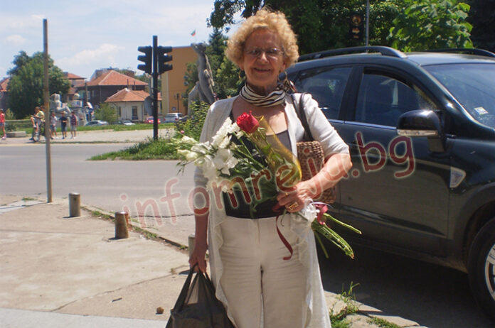 Бившата учителка Мария Бучкова отпразнува рождения си ден, приятелки я отрупаха с подаръци