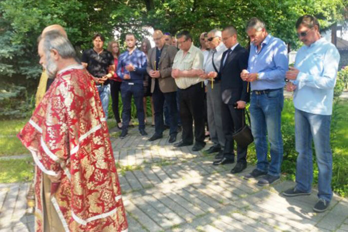 На Свети Дух воеводи почетоха паметта на загиналите пред мемориала на Делчевия род в Благоевград