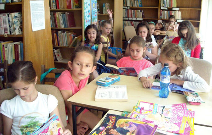 Ученици и бъдещи първокласници от лятното училище на ОУ "Даскал Димитри" гостуваха на библиотеката