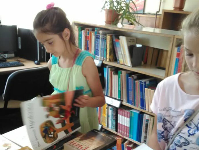 Ученици се забавляваха сред "морето" от книги и списания в библиотеката