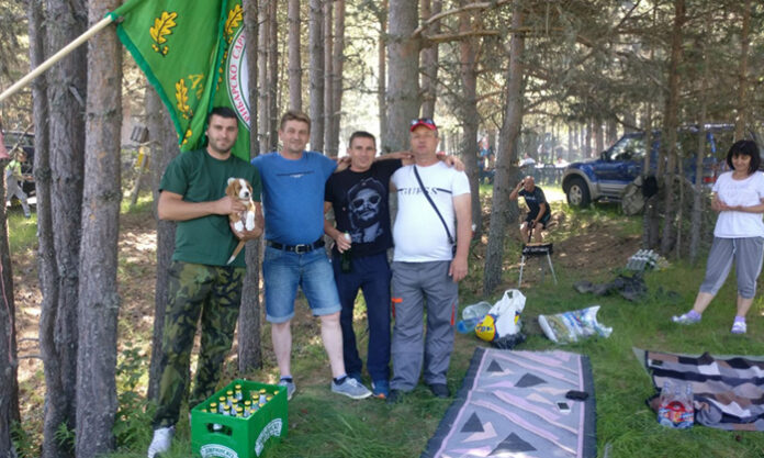 Стотици ловци и риболовци избягаха от 44-градусовата жега и окупираха дебелите сенки на Попови ливади