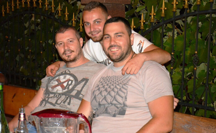 Гастарбайтери се прибраха за голям купон в задружната „Бухова” махала на Симитли