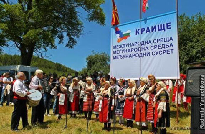 Тристранният международен събор „Краище“ събира стотици в месността „Голеш“